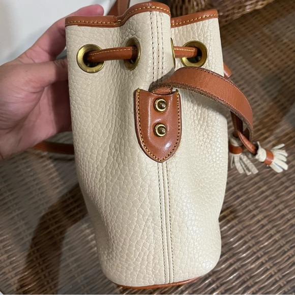 Vintage Dooney & Bourke Cream Brown Pebbled Leather Bucket Bag - Picture 6 of 11